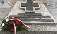 Kwiaty złożone na pomniku Tysiąclecia Polski w Pile przy pl. Zwycięstwa.