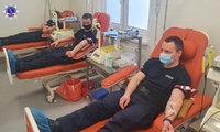 Umundurowani funkcjonariusze podczas oddawania krwi
