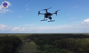 Zdjęcie drona w trakcie lotu nad była  strzelnicą garnizonową.